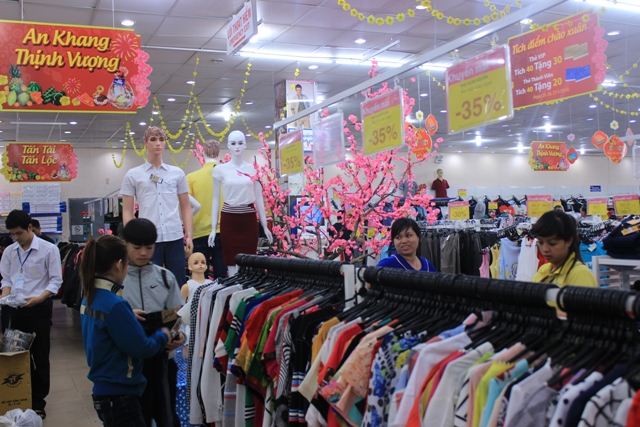 Khách chọn mua hàng tại siêu thị Co.opMart Buôn Ma Thuột.