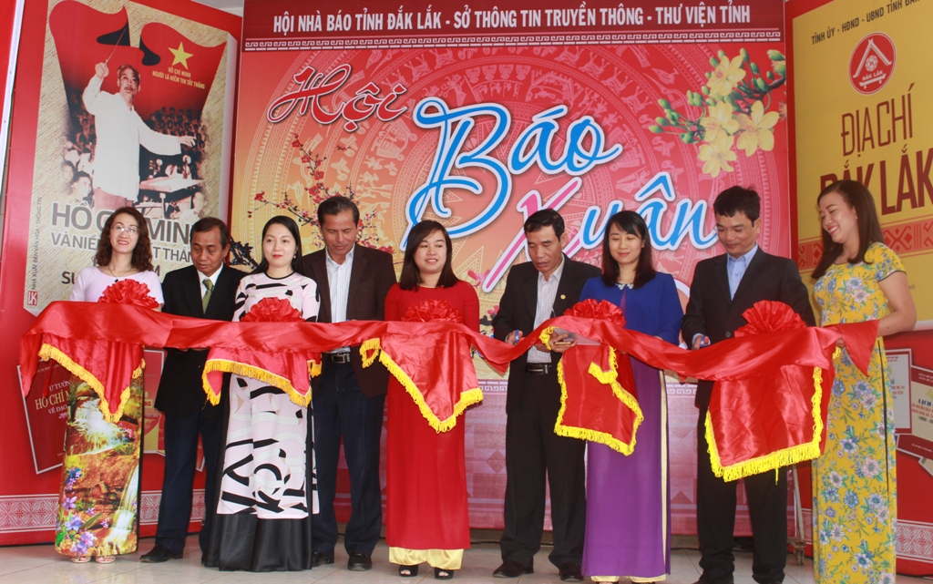 Cắt băng khai trương Hội Báo Xuân.