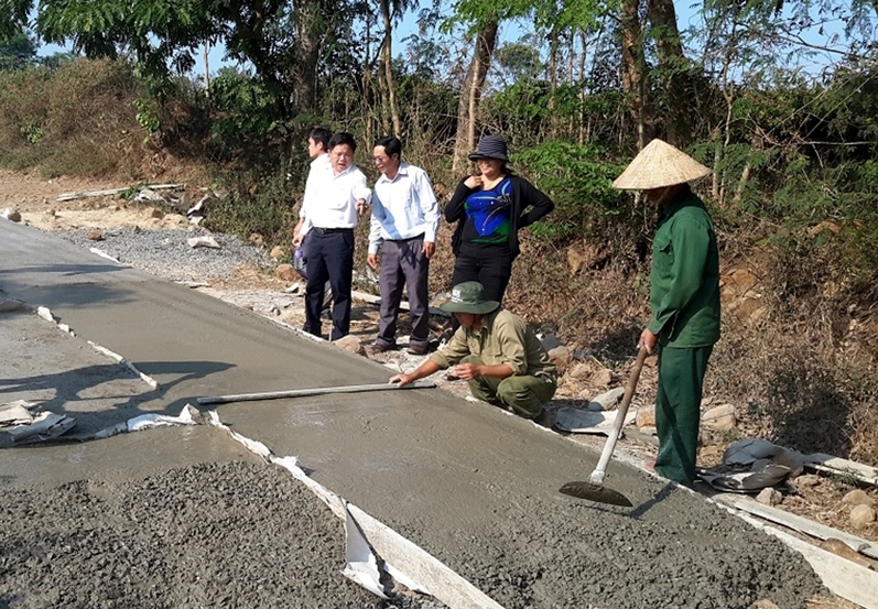 Người dân tham gia làm đường giao thông nông thôn ở xã Ea Siên.