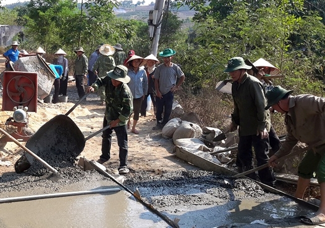 Làm đường giao thông nông thôn mới ở xã Ea Siên.