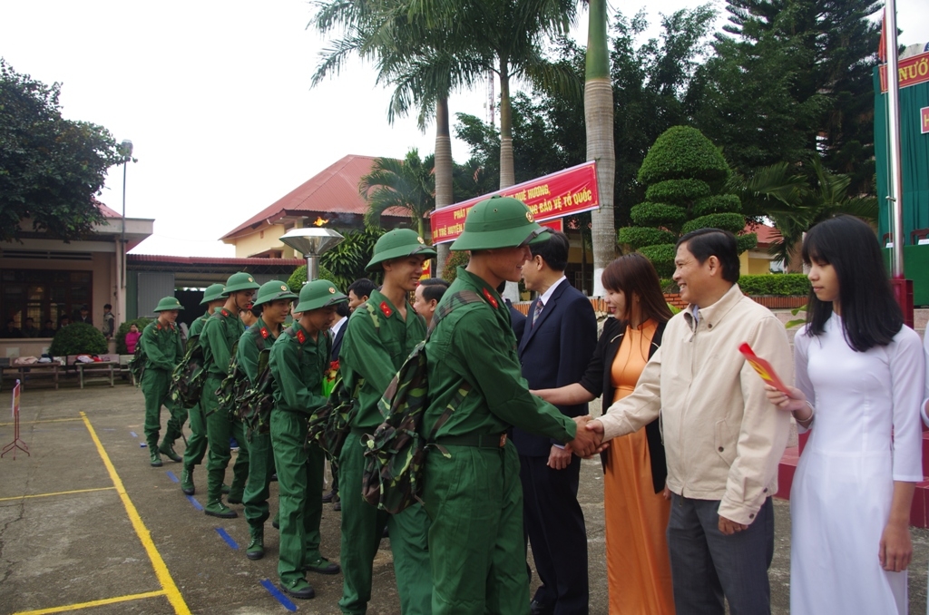 Lãnh đạo huyện Ea Kar tặng quà, động viên thanh niên nhập ngũ  trong Ngày hội tòng quân.