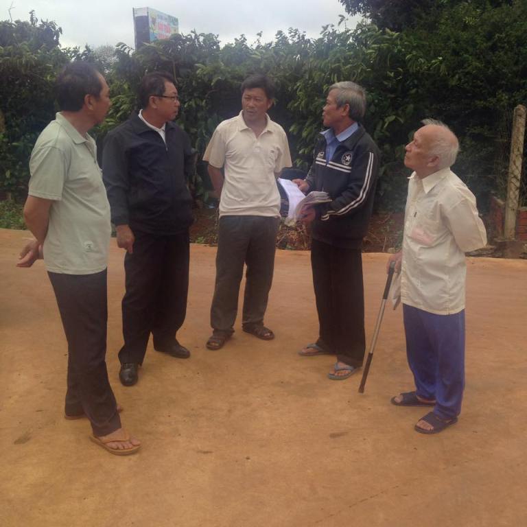 Ban công tác Mặt trận thôn Tây Hà 4, xã Cư Bao (TX. Buôn Hồ) vận động nhân dân đóng góp làm đường giao thông.