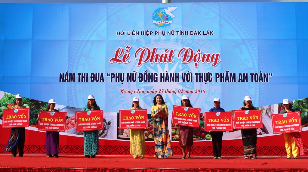 Chủ tịch Hội LHPN tỉnh Nguyễn Thị Thu Nguyệt trao vốn khởi nghiệp, khởi sự kinh doanh cho hội viên phụ nữ.