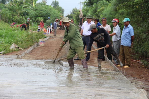 Người dân xã Ea Kly (huyện Krông Pắc) tham gia làm đường giao thông nông thôn.  