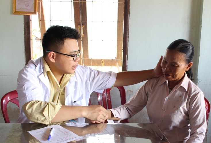 Các y, bác sĩ khám bệnh...
