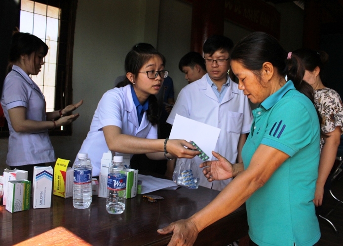 ...và cấp phát thuốc miễn phí cho người dân.
