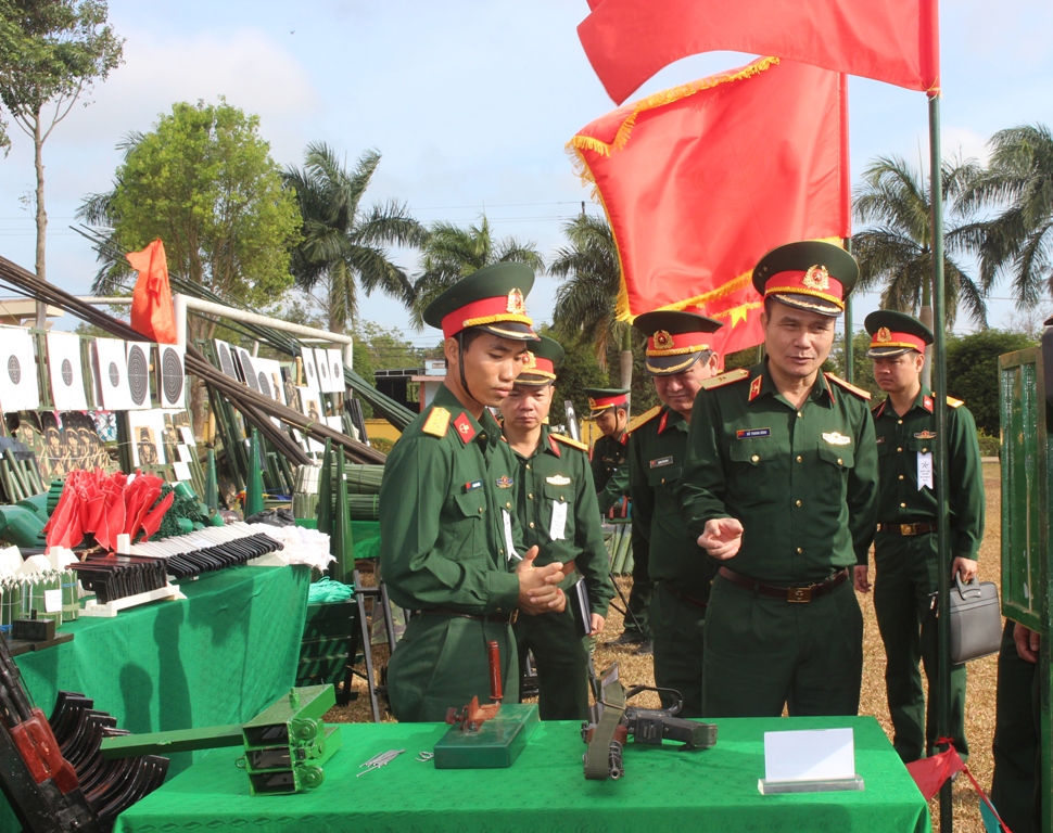 Đại biểu tham quan các gian trưng bày sáng kiến, cải tiến, mô hình học cụ