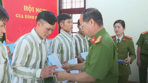 Lãnh đạo Trại tạm giam-Công an tỉnh khen thưởng những phạm nhân có quá trình cải tạo tốt trong năm 2017.