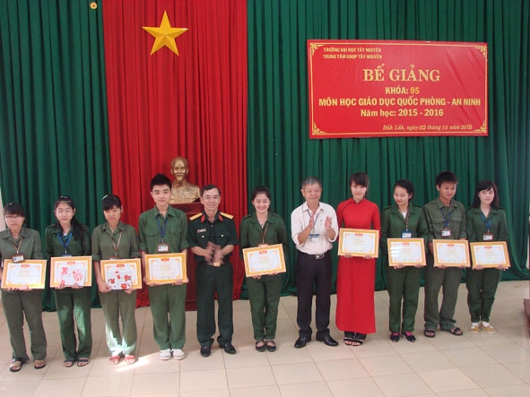 Ban Giám đốc Trung tâm Giáo dục quốc phòng và an ninh tặng Giấy khen cho sinh viên đạt kết quả xuất sắc  trong học tập và rèn luyện. 