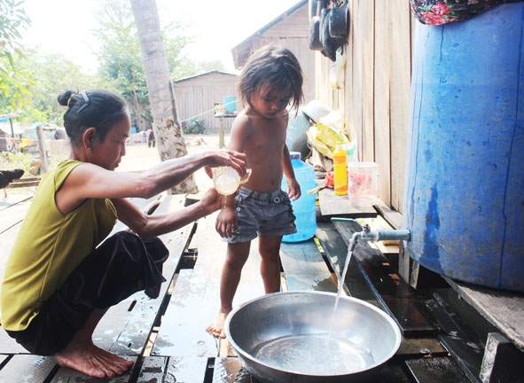 Người dân buôn Jang Lành sử dụng nước từ bể lọc để phục vụ sinh hoạt.