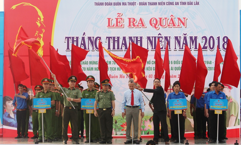 Đại diện Thành Đoàn Buôn Ma Thuột và Đoàn thanh niên Công an tỉnh nhận nhiệm vụ Tháng Thanh niên 2018