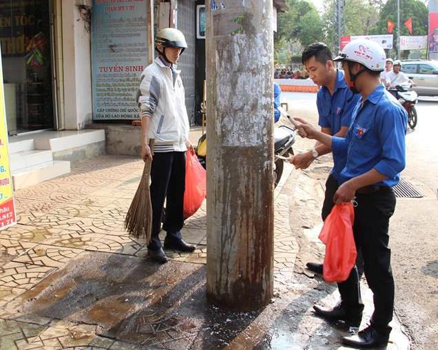 Xóa quảng cáo, rao vặt trái phép tại đường Phan Bội Châu