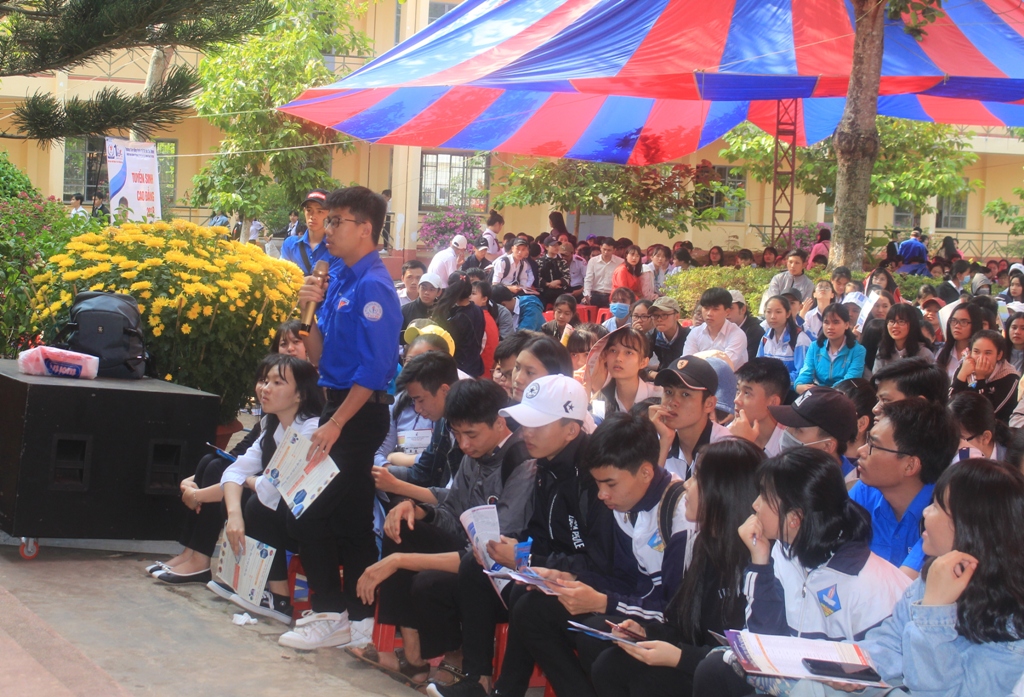 Học sinh nêu câu hỏi, thắc mắc về xét tuyển vào các trường đại học.