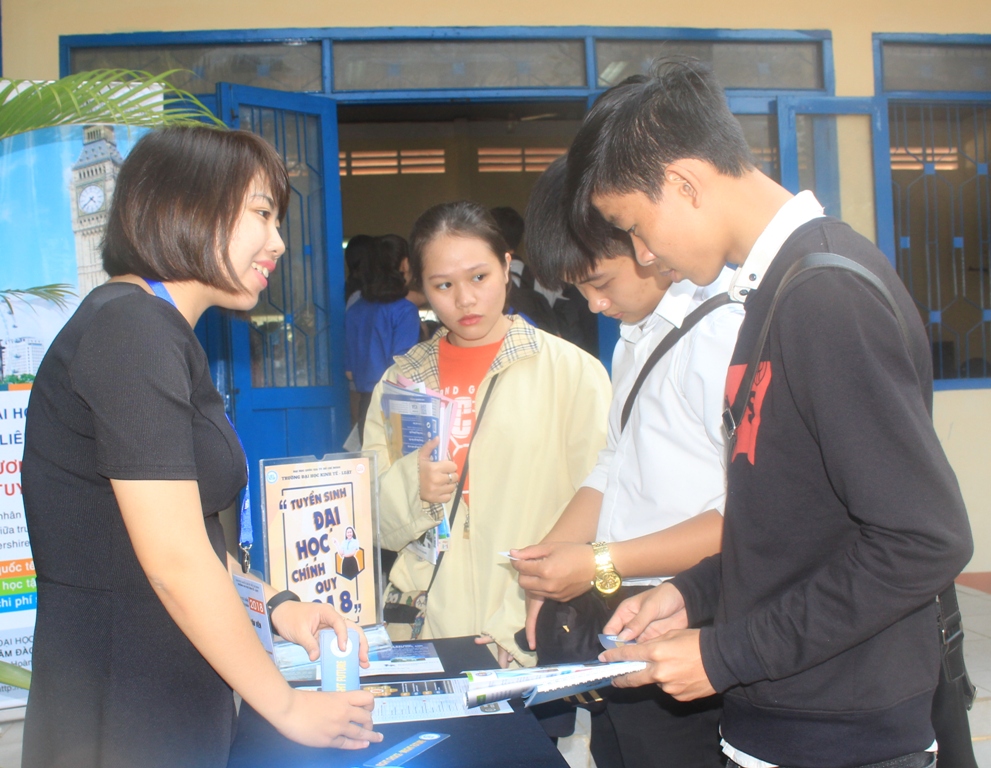 Giải đáp thắc mắc về ngành học tại gian tư vấn.