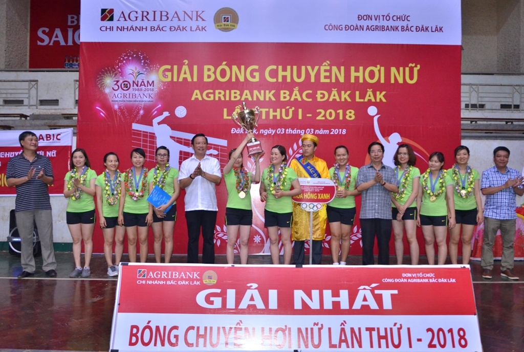 Ban Tổ chức trao chức Vô địch Giải bóng chuyền hơi nữ Agribank Bắc Đắk Lắk cho đội Hoa Hồng Xanh. Ảnh: G. Nam