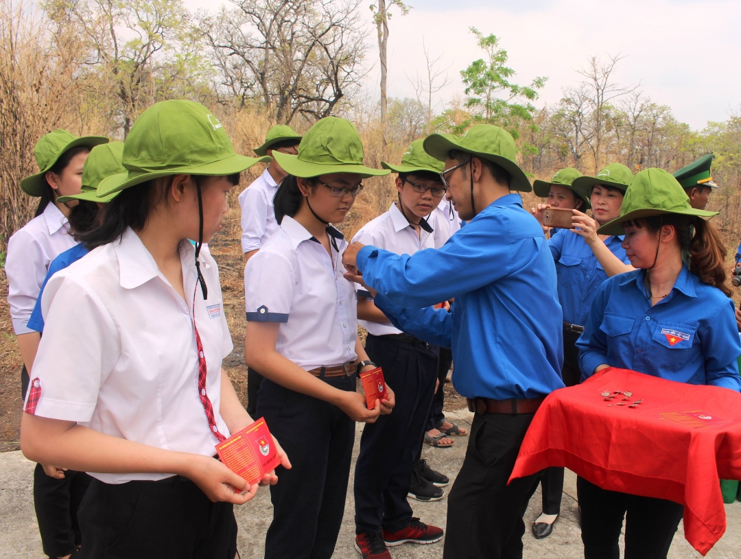 Đại diện Thành Đoàn Buôn Ma Thuột trao huy hiệu Đoàn cho đoàn viên mới