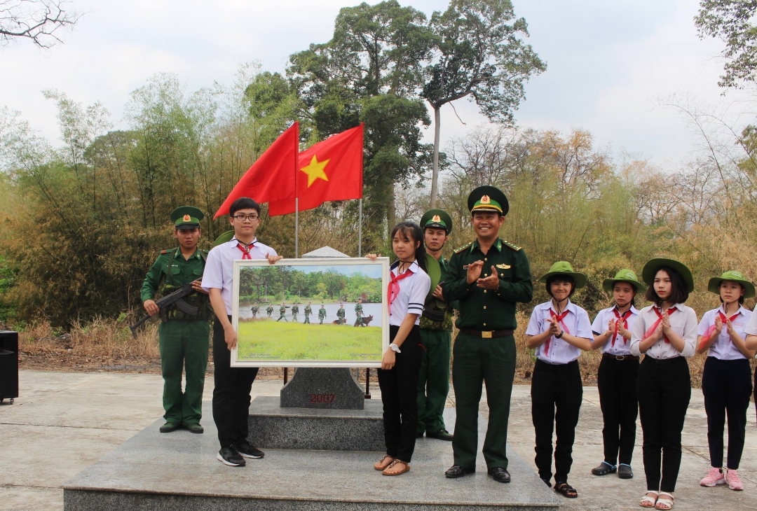Đại diện Bộ đội Biên phòng tỉnh tặng quà cho các em học sinh tham gia hành trình