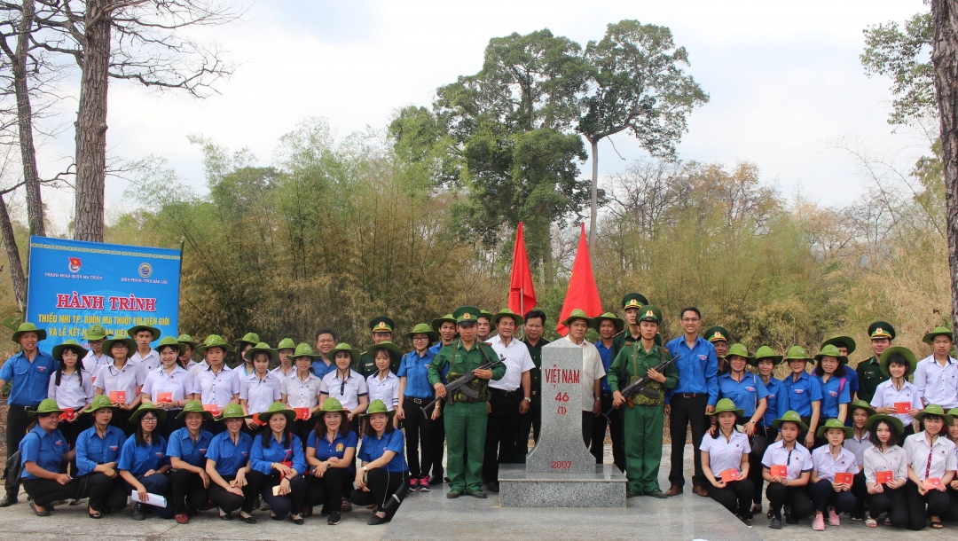 Các đại biểu và thiếu nhi