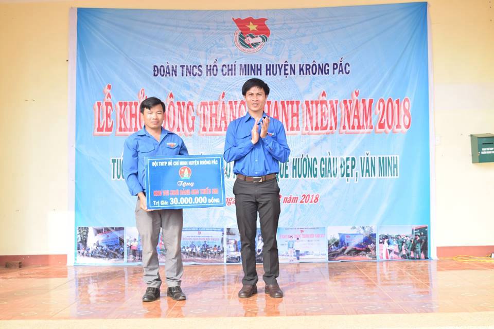 trao bảng tượng trưng