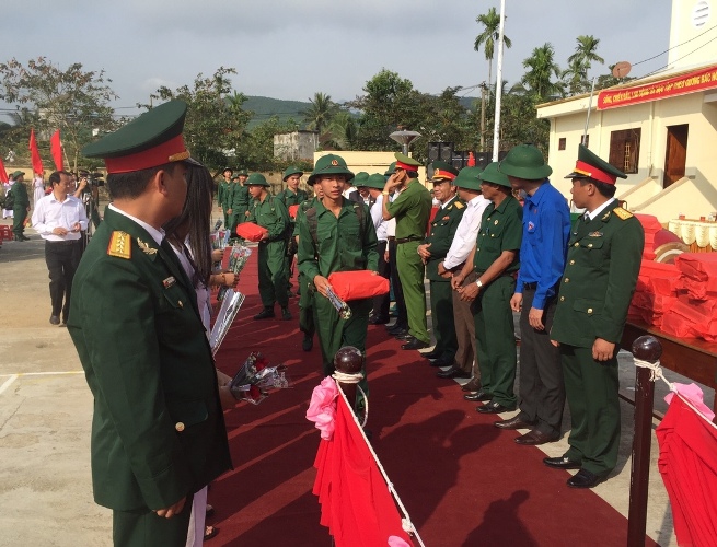 Các đại biểu động viên các tân binh lên đường nhập ngũ. 