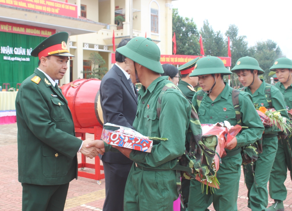 Đại tá Nguyễn Thanh Xuân, Chính ủy Bộ Chỉ huy Quân sự tỉnh động viên thanh niên lên đường nhập ngũ