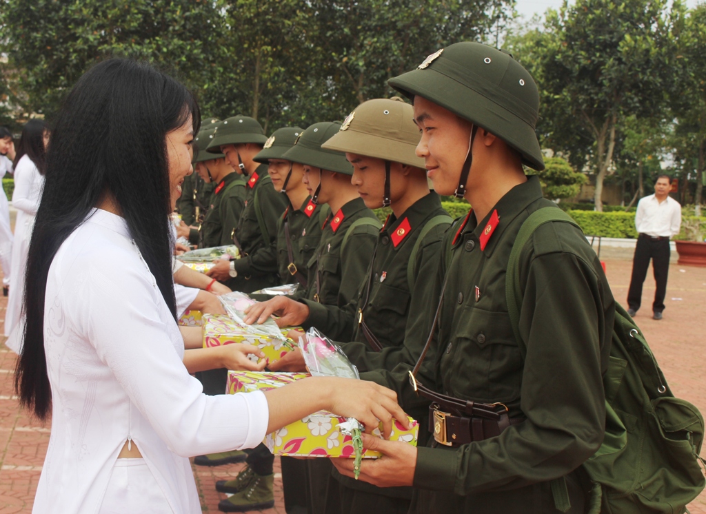 Các nữ sinh Buôn Hồ tặng hoa công dân thực hiện nghĩa vụ tham gia Công an nhân dân