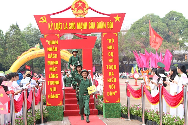 Tuổi trẻ TP. Buôn Ma Thuột tạm biệt người thân, bạn bè lên đường tòng quân.  Ảnh: T. Hùng
