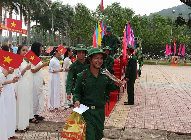 Tân binh huyện Lắk phấn khởi bước qua Cầu vinh quang.  Ảnh: M. Vân