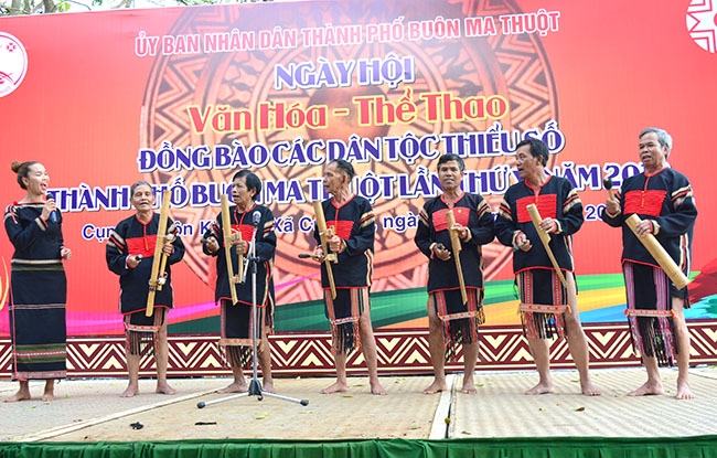 Diễn viên trẻ  H'Đa Niê cùng các nghệ nhân buôn Ko Siêr (phường Tân Lập) thể hiện làn điệu dân ca  
