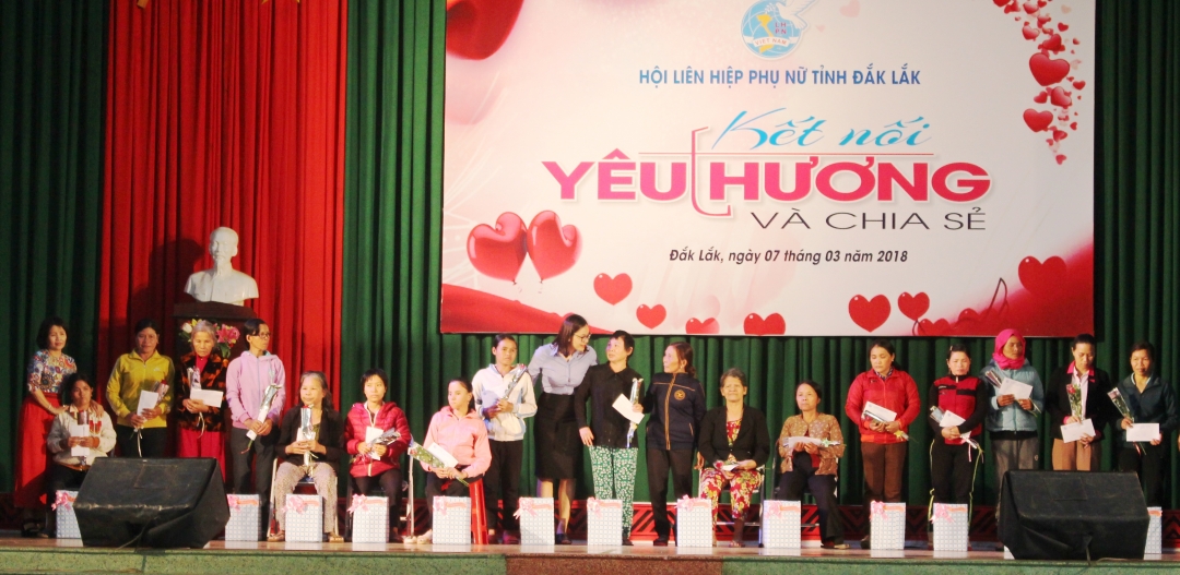 Đại diện Hội LHPN tỉnh tặng quà cho hội viên phụ nữ có hoàn cảnh khó khăn