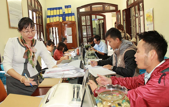 Bộ phận tiếp nhận hồ sơ của Bảo hiểm xã hội TP. Buôn Ma Thuột hướng dẫn, giải quyết thủ tục hành chính cho người dân. Ảnh N. Xuân