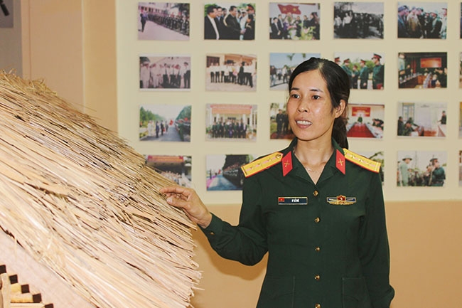 Thượng úy QNCN H’Lễ Niê giới thiệu các hiện vật tại Nhà truyền thống của đơn vị.