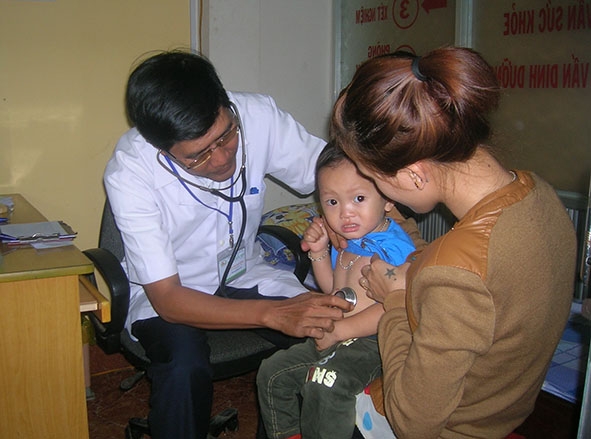 Khám bệnh cho trẻ nhỏ tại một phòng khám tư nhân trên địa bàn TP. Buôn Ma Thuột.   