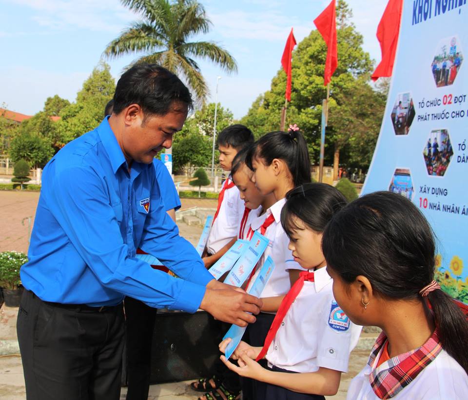 Bí thư Tỉnh Đoàn Y Nhuân Byă tặng học bổng cho học sinh nghèo vượt khó tại huyện Cư M'gar