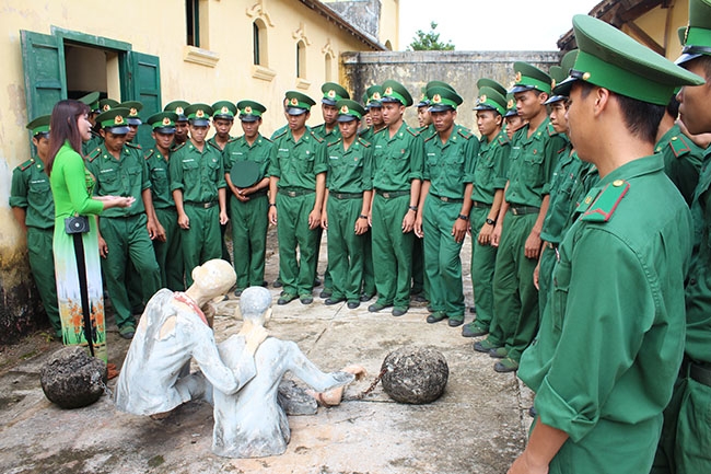 Đoàn viên, thanh niên  Bộ đội  Biên phòng tỉnh  tham quan Nhà đày Buôn Ma Thuột.    