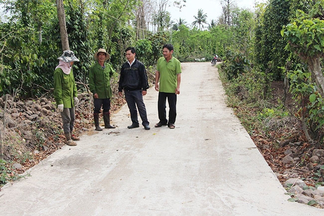 Đường nội thôn thôn 18, xã Hòa Khánh được bê tông hóa sạch đẹp nhờ sự đóng góp của nhân dân. 
