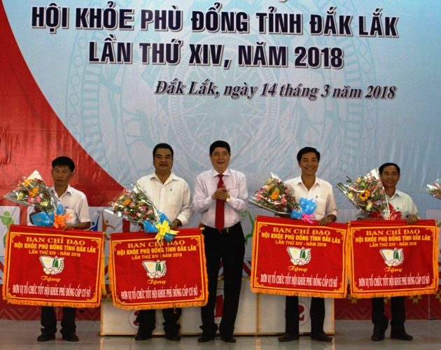 Giám đốc Sở GD-ĐT Phạm Đăng Khoa trao cờ tặng các đơn vị tổ chức tốt HKPĐ cấp cơ sở. 