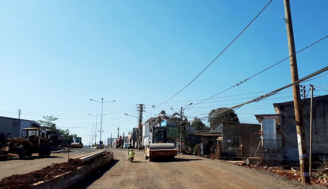 Thi công đường Trần Quý Cáp (TP. Buôn Ma Thuột). 
