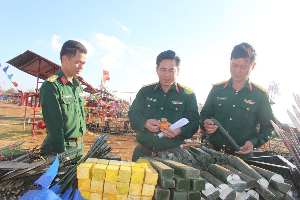 ... và chuẩn bị đầy đủ mô hình học cụ cho nhiệm vụ huấn luyện chiến sĩ mới