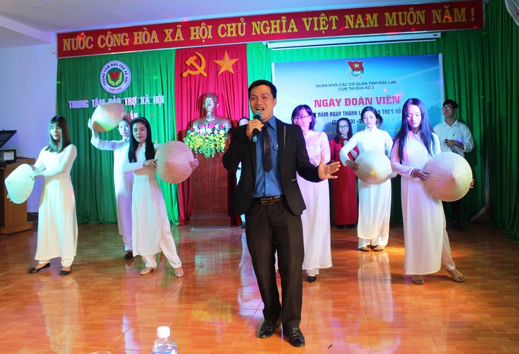 Tiết mục văn nghệ giao lưu của Đoàn trường Cao đẳng Kỹ thuật Đắk Lắk
