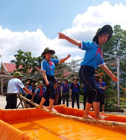 Các trại sinh tham gia các trò chơi tại hội trại.