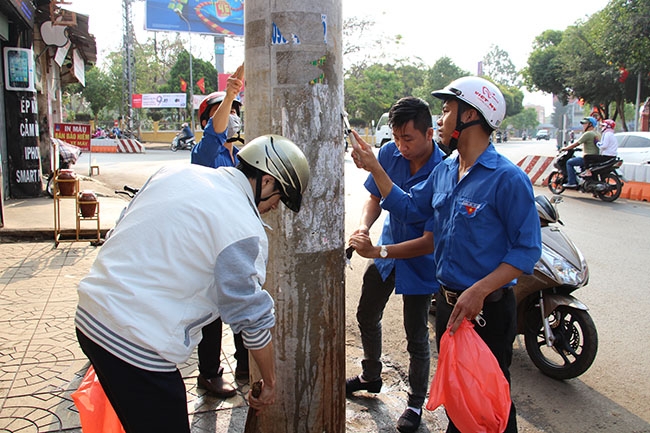 Đoàn viên thanh niên  TP. Buôn Ma Thuột ra quân xóa  quảng cáo, rao vặt  trái phép. 