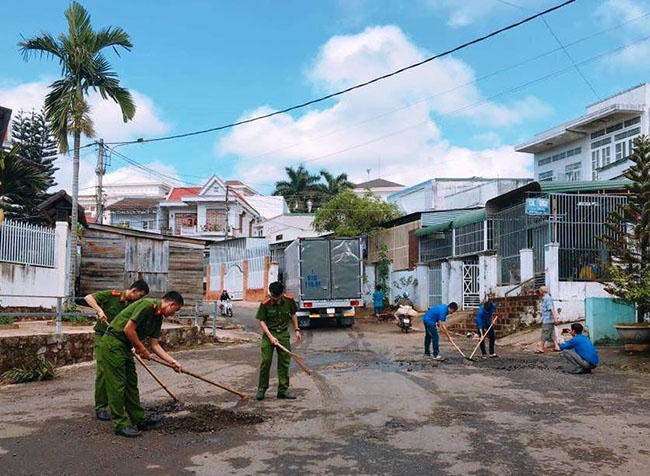 Đoàn viên thanh niên phường Tự An tham gia san lấp ổ gà trên đoạn đường Nguyễn Du.