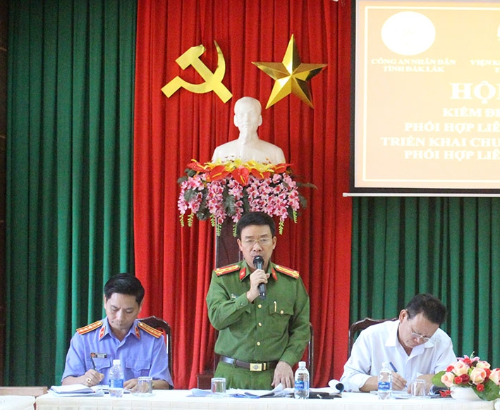 Phó giám đốc Công an tỉnh Phạm Minh Thắng đóng góp ý kiến tại hội nghị triển khai công tác phối hợp liên ngành năm 2018. 