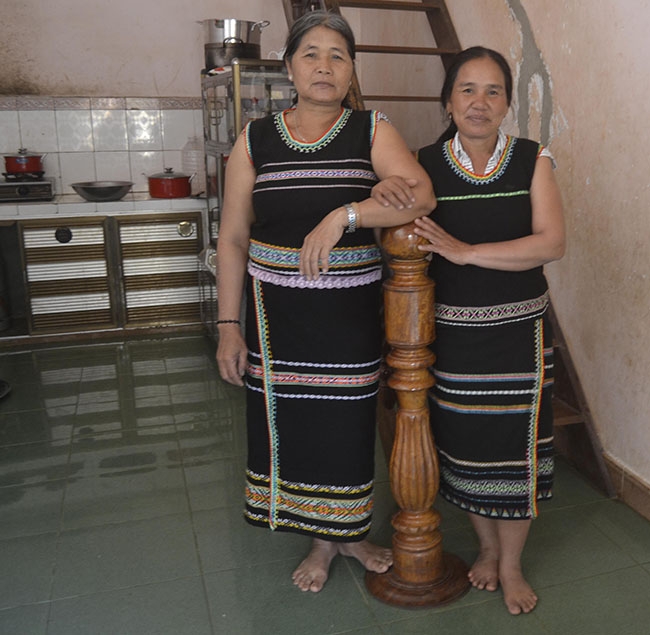 Phụ nữ Xê Đăng ở Ea Yiêng trong trang phục truyền thống của dân tộc. 