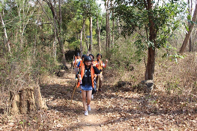 Trekking (đi bộ) tham quan trong hành trình trải nghiệm.