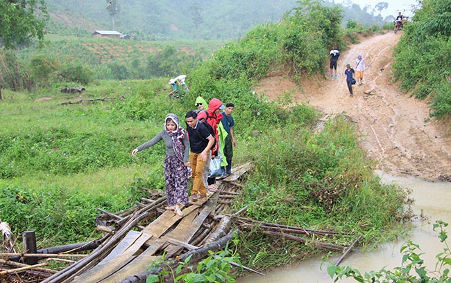 Đường giao thông nông thôn trên địa bàn xã Cư Pui (huyện Krông Bông) đang còn rất cách trở.  