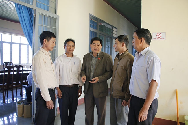Phó Trưởng Đoàn  đại biểu Quốc hội tỉnh  Y Khút Niê (thứ hai từ trái sang) trao đổi  với các  đồng chí lãnh đạo Đảng ủy  xã Ea Sin. 