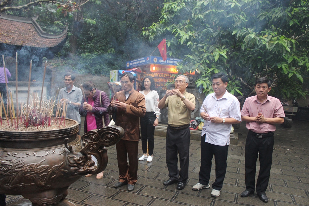 Các đại biểu dâng hương tại Khu di tích lịch sử Đền Hùng