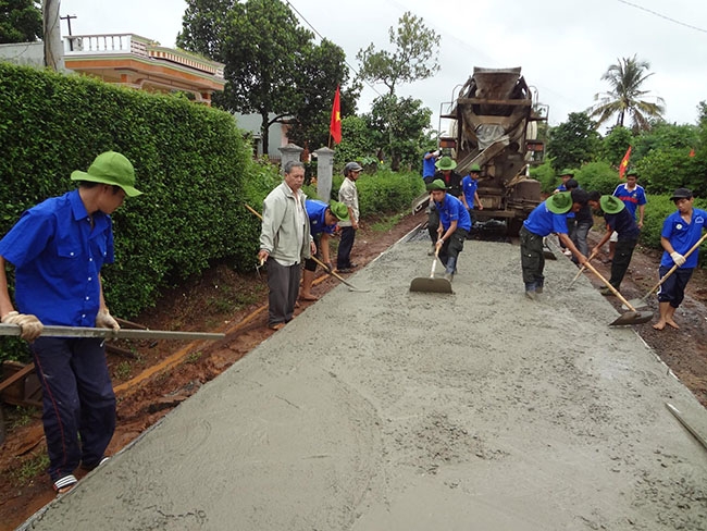 Người dân xã Ea Bar làm đường giao thông nông thôn.  